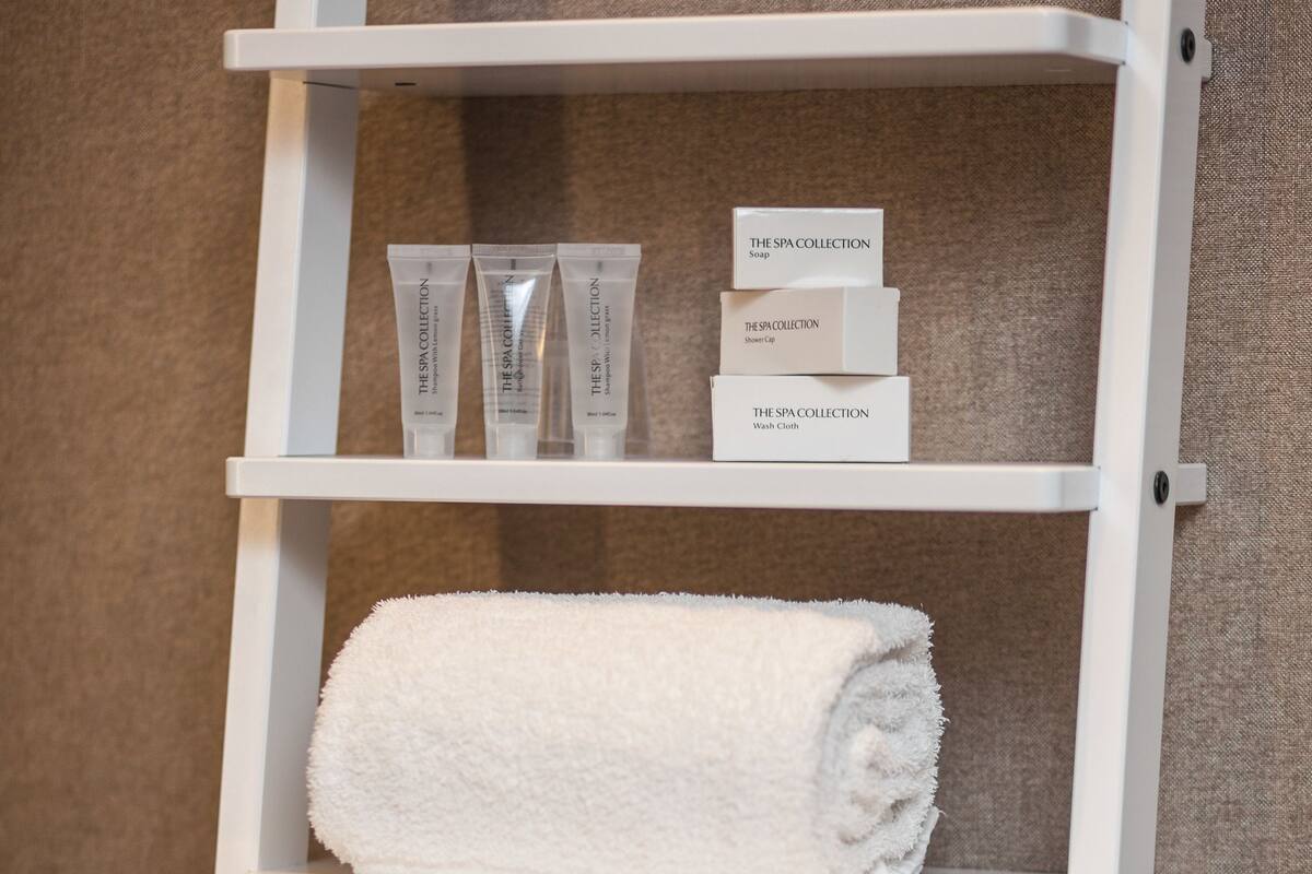 comfort twin room, accessible (pet friendly) | bathroom | free toiletries, hair dryer, towels