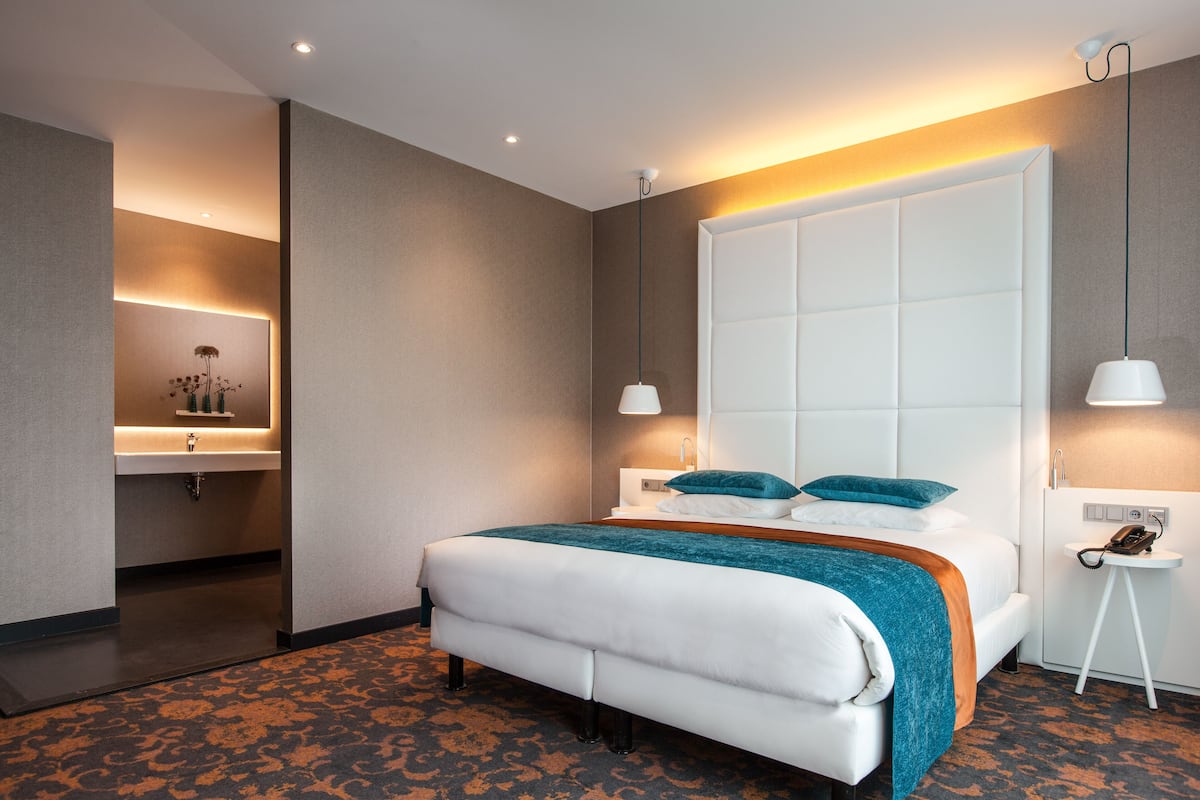 deluxe double room, 1 king bed | 1 bedroom, in-room safe, desk, blackout curtains