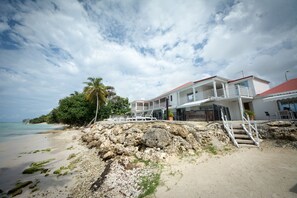 Playa privada, arena blanca, buceo con tubo y bar en la playa