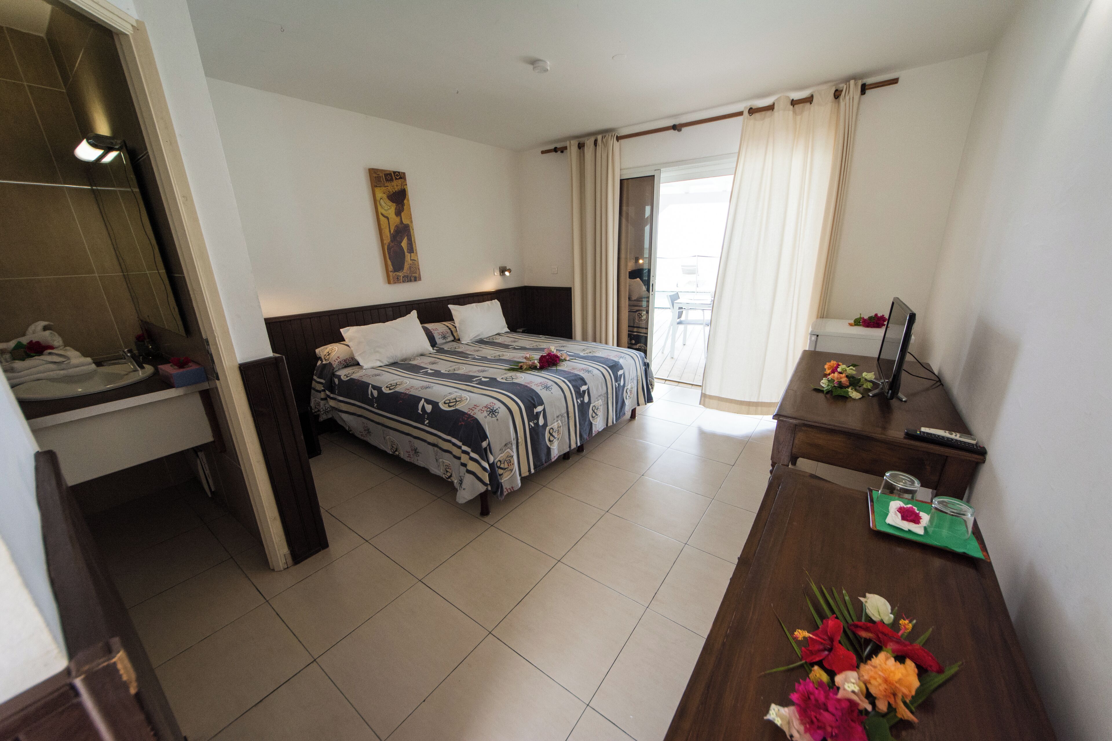 Tweepersoonskamer | Luxe beddengoed, een kluis op de kamer, een bureau