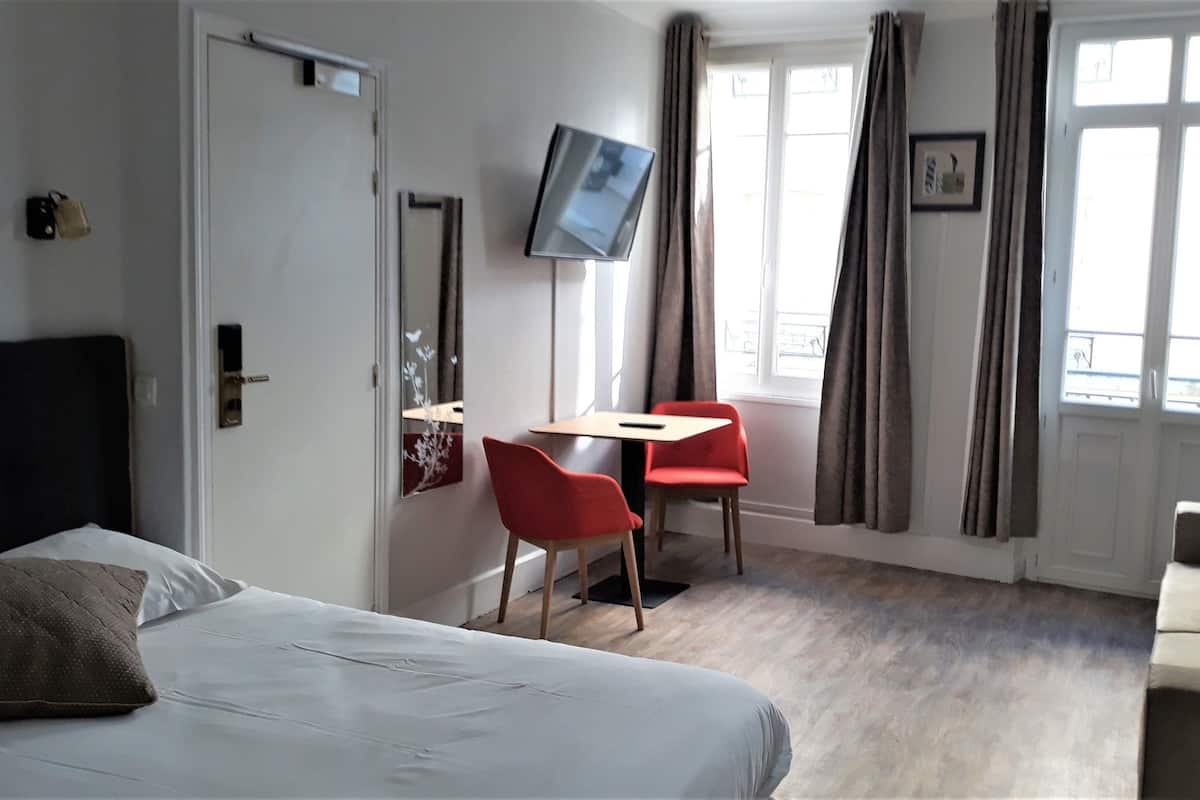 Suite familiar, 1 cama matrimonial y sofá cama | Ropa de cama de alta calidad, escritorio, wifi gratis y ropa de cama