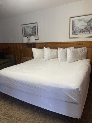 Standardzimmer, 1 King-Bett | Bügeleisen/Bügelbrett, kostenloses WLAN, Bettwäsche