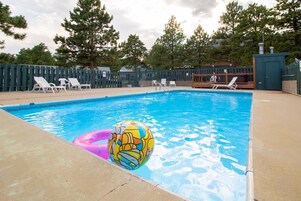 Una piscina al aire libre de temporada