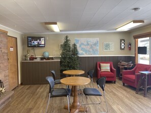 Lobby sitting area - Saddle & Surrey Motel (Estes Park)