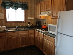 Premium Room, 2 Queen Beds, Kitchenette | Private kitchenette | Fridge, microwave - Saddle & Surrey Motel (Estes Park)