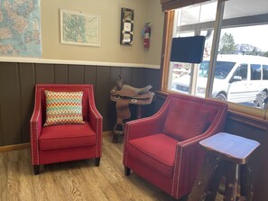 Lobby sitting area - Saddle & Surrey Motel (Estes Park)