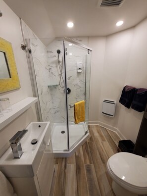 Standardzimmer, 1 Doppelbett, eigenes Bad | Badezimmer | Haartrockner, Handtücher, Seife, Shampoo