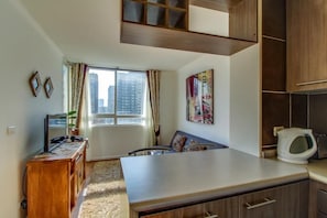Premium appartement, 1 slaapkamer, toegang tot zwembad | Privékitchenette | Een koelkast met diepvriezer, een microgolfoven, een kookplaat