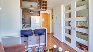 Apartamento família, 2 quartos, acesso à piscina | Cozinha americana privada | Cafeteira/chaleira, geladeira grande, micro-ondas, cooktop