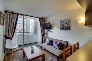 Premium appartement, 1 slaapkamer, toegang tot zwembad, uitzicht op de stad | Woonruimte | Televisie