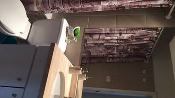 Premium Apartment, 2 Bedrooms, Pool Access, City View | Bilik Mandi | Gabungan pancuran/tab mandi, pengering rambut