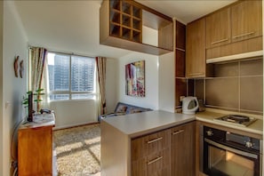 Premium appartement, 1 slaapkamer, toegang tot zwembad | Privékeuken | Een koelkast met diepvriezer, een microgolfoven, een kookplaat