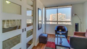 Apartamento família, 2 quartos, acesso à piscina | Área de estar | TV