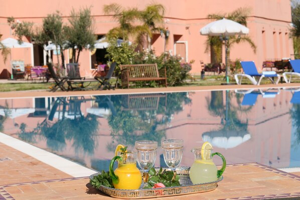 セーフティボックス (室内)、デスク、遮光カーテン、防音設備