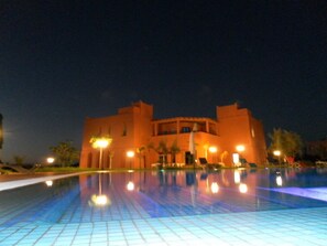 施設の正面 (日没後)