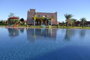 屋外プール、プール パラソル、サンラウンジャー