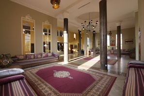 Coin salon dans le hall