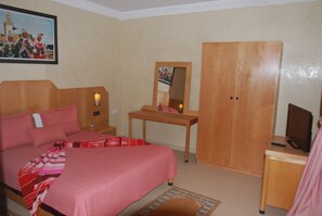 セーフティボックス (室内)、デスク、遮光カーテン、防音設備