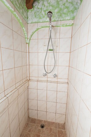 Deluxe Double Room with Balcony (Mountain View) | Badeværelse | Bruser, gratis toiletartikler, hårtørrer, håndklæder