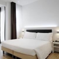 Ropa de cama de alta calidad, cubrecamas y minibar