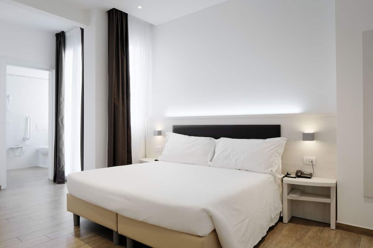 Bộ đồ giường cao cấp, chăn bông, minibar, két bảo mật tại phòng 