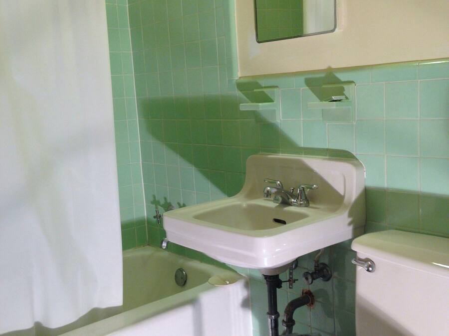 Ein Badezimmer mit Badewanne, Waschbecken und Toilette.