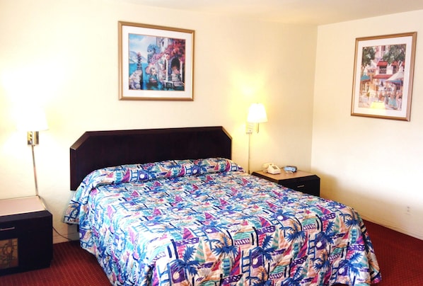 Bàn, màn/rèm cản sáng, bàn ủi/dụng cụ ủi quần áo