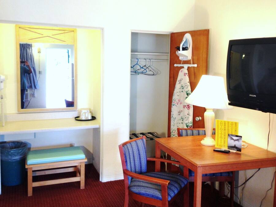 Quarto casal standard, 2 camas de casal, para não fumantes | Escrivaninha, cortinas blackout, ferros/tábuas de passar roupa