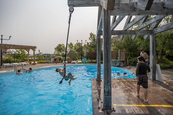 Piscine extérieure en saison, chaises longues