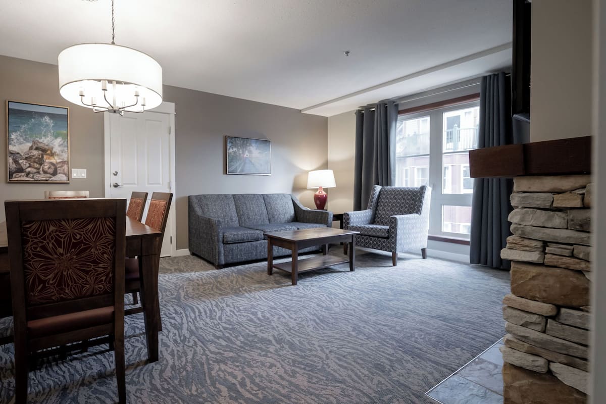 Laptop workspace, blackout drapes, iron/ironing board, free WiFi