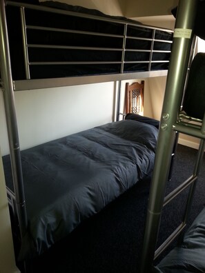 Quadruple Room, Shared Bathroom | Soundproofing, free WiFi - Budget Hostel (Newcastle-upon-Tyne)