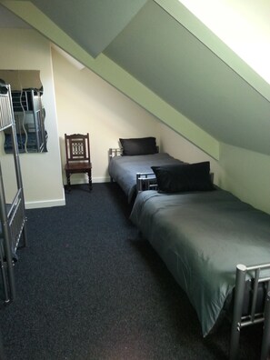 Zimmer, Gemeinschaftsbad (Full Dorm Room for up to 9 Guests) | Schallisolierte Zimmer, kostenloses WLAN