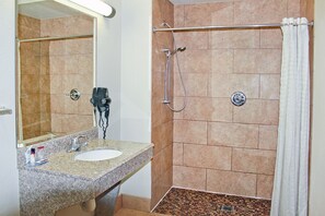 Standard Room, 1 King Bed, Accessible, Non Smoking | Bathroom | Free toiletries, hair dryer, towels - Palacio Royale Inn Houston NW Beltway 8 (Houston)
