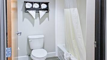 Gratis toiletartikelen, een haardroger, handdoeken