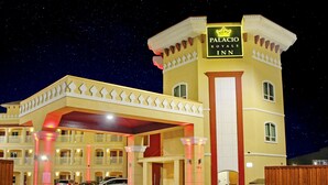 A hotel with a prominent sign reading "Palacio Royale Inn." - Palacio Royale Inn Houston NW Beltway 8 (Houston)