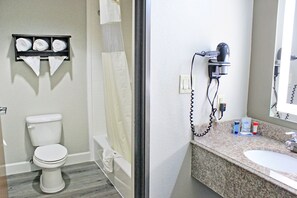 Articles de toilette gratuits, sèche-cheveux, serviettes fournies