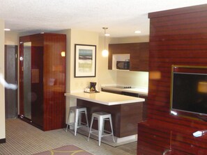 Suite, 1 King Bed, Non Smoking, Jetted Tub | Living area - Super 8 by Wyndham Copley Akron (Akron)