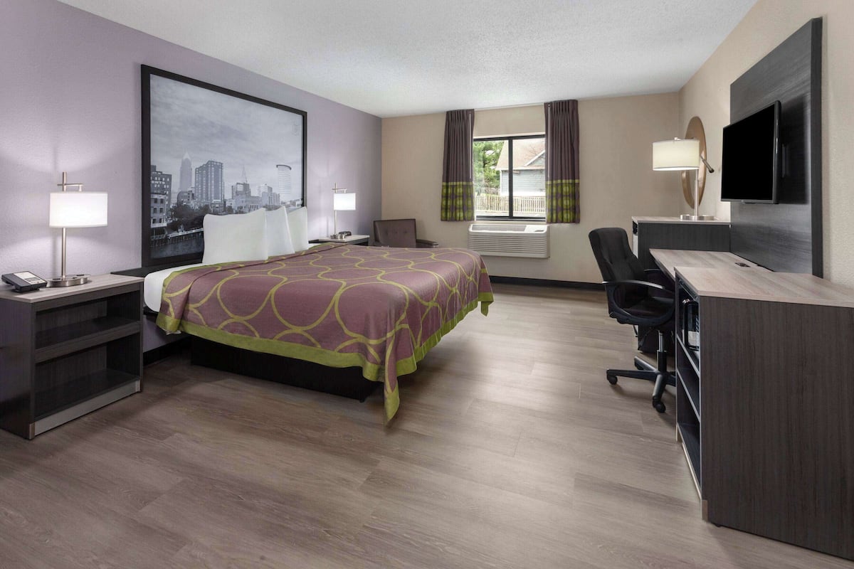 Room, 1 King Bed, Non Smoking, Jetted Tub | In-room safe, desk, free cribs/infant beds, rollaway beds