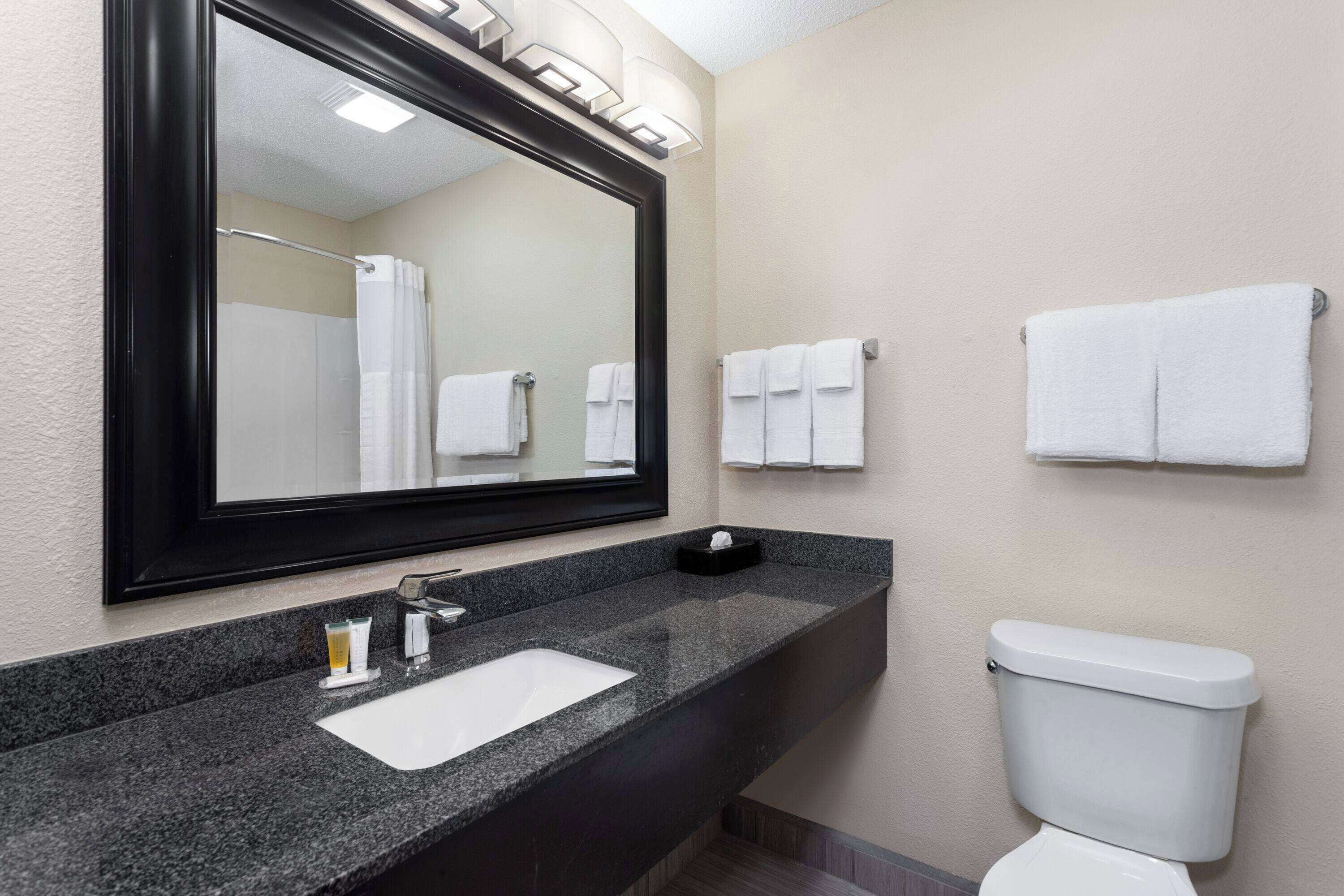 Articles de toilette gratuits, sèche-cheveux, serviettes fournies