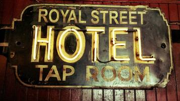 Cartell antic de l'Hotel Royal que indica una sala amb bets.