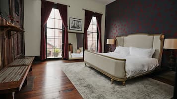 Royal Suite | Bộ đồ giường cao cấp, két bảo mật tại phòng