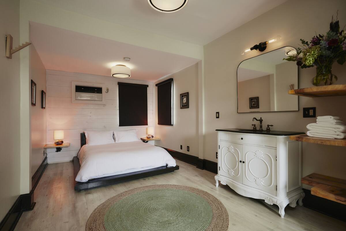 Storyville Suite  | Premium bedding, in-room safe, iron/ironing board, WiFi (free)