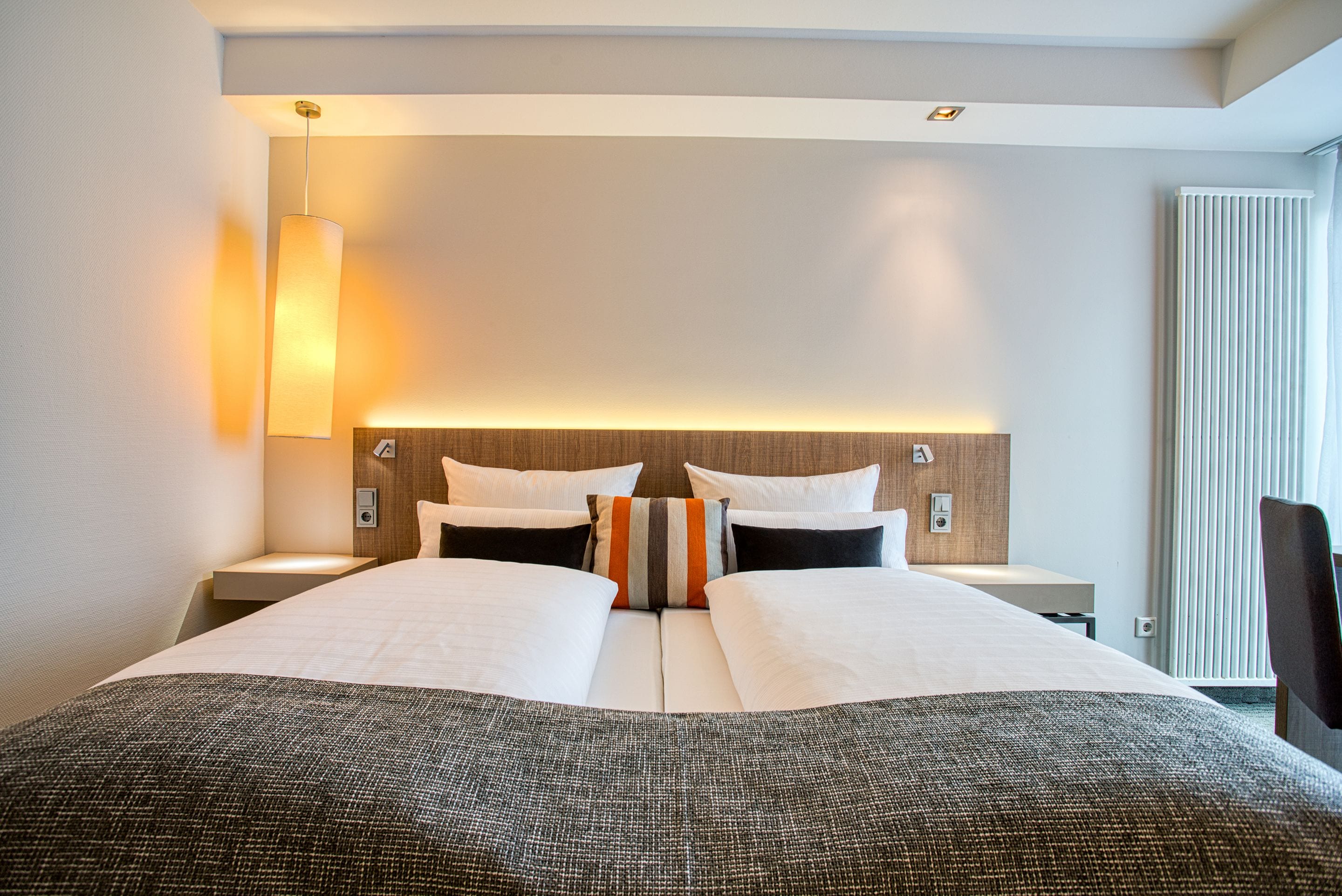 Ropa de cama de alta calidad y caja de seguridad en la habitación 