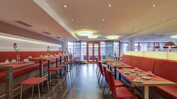 Desayuno buffet diario (EUR 16.90 por persona)