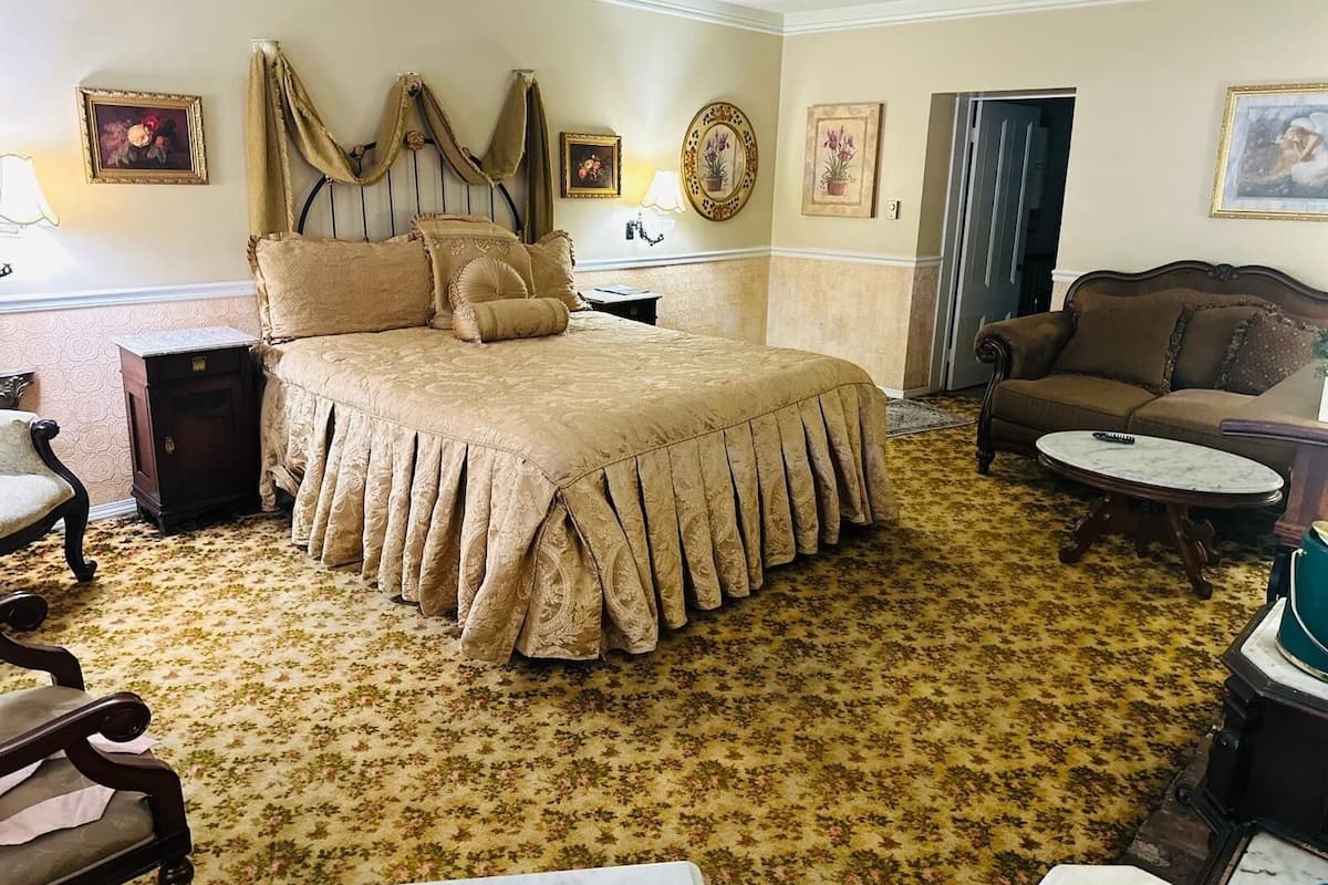 Super Deluxe King Suite | Iron/ironing board, rollaway beds (surcharge), WiFi (free)
