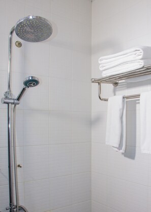 Articles de toilette gratuits, sèche-cheveux, chaussons