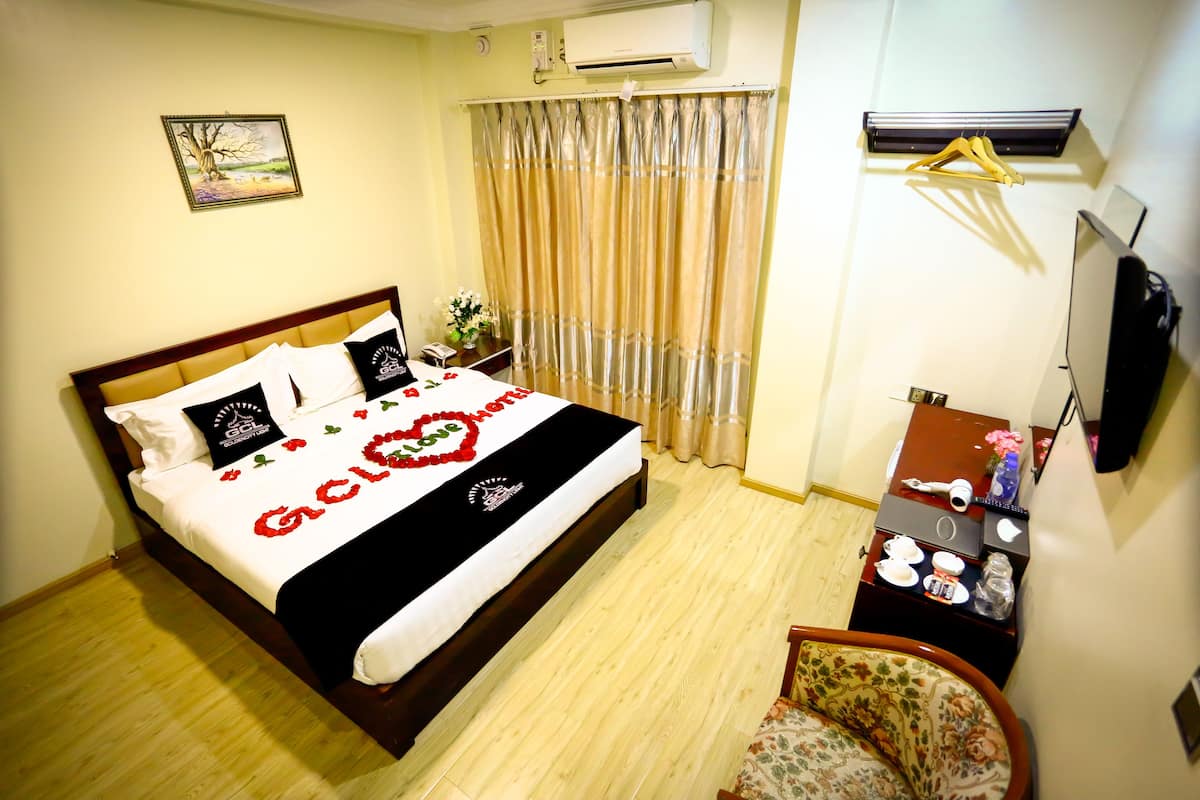 Kamar Double atau Twin Deluks | Seprai premium, brankas, meja kerja, dan tirai kedap cahaya