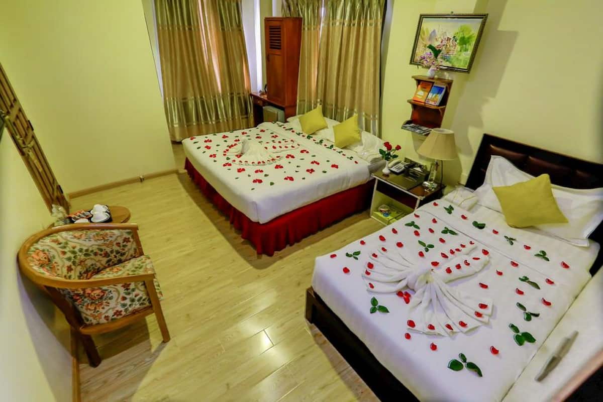 Kamar Triple Superior | Seprai premium, brankas, meja kerja, dan tirai kedap cahaya