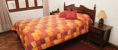 Brankas, meja kerja, Wi-Fi gratis, dan seprai linen