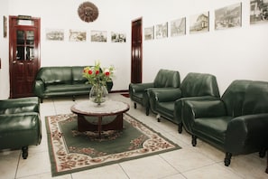 Lobby sitting area - Hotel Huasi Continental (Quito)